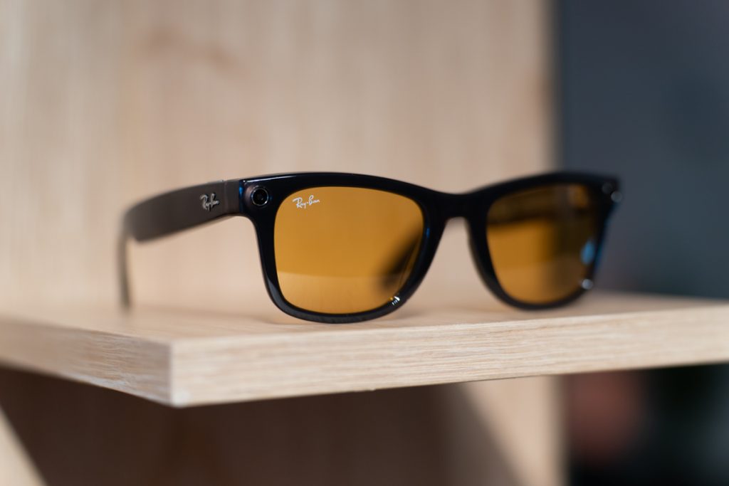 Close bicycle joy with meta -beam glasses