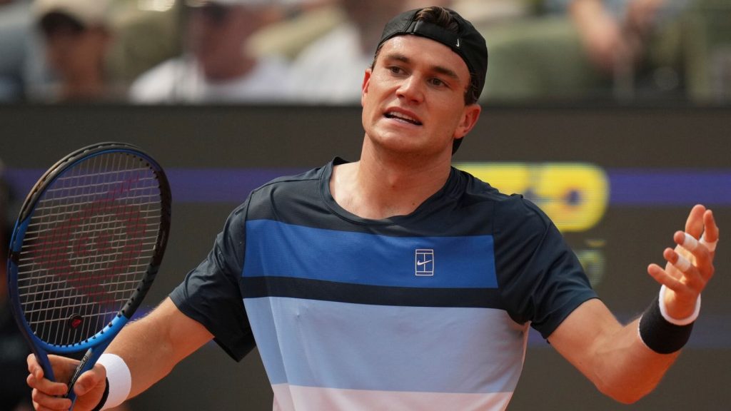 Britain's Jack Draper reacts during his quarter-final tennis match against Spain's Carlos Alcaraz at the Italian Open at the Foro Italico, in Rome, Wednesday, May 14, 2025.(AP Photo/Alessandra Tarantino)